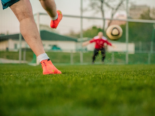 Individuelles Training - Schuss mit dem Fußball auf den Tormann